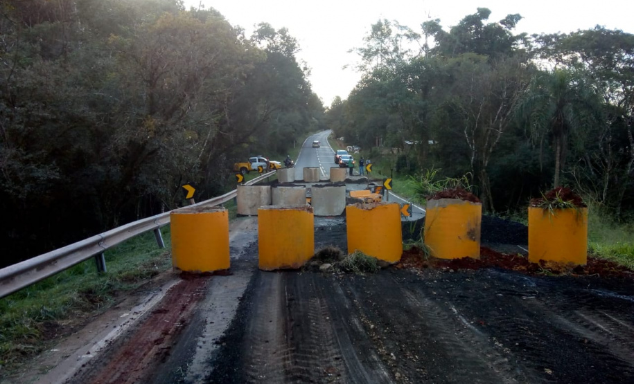 O Departamento de Estradas de Rodagem do Paraná (DER/PR) alerta que a PR-340 continua totalmente interditada no trecho que vai do entroncamento com a BR-153 até o trevo da PR-160, entre os municípios de Tibagi e Telêmaco Borba, na região dos Campos Gerais.  Foto: Divulgação DER