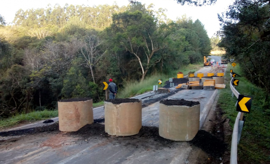 O Departamento de Estradas de Rodagem do Paraná (DER/PR) alerta que a PR-340 continua totalmente interditada no trecho que vai do entroncamento com a BR-153 até o trevo da PR-160, entre os municípios de Tibagi e Telêmaco Borba, na região dos Campos Gerais.  Foto: Divulgação DER