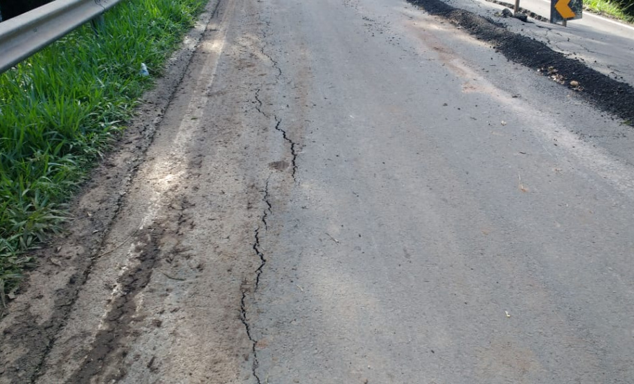 O Departamento de Estradas de Rodagem do Paraná (DER/PR) alerta que a PR-340 continua totalmente interditada no trecho que vai do entroncamento com a BR-153 até o trevo da PR-160, entre os municípios de Tibagi e Telêmaco Borba, na região dos Campos Gerais.  Foto: Divulgação DER