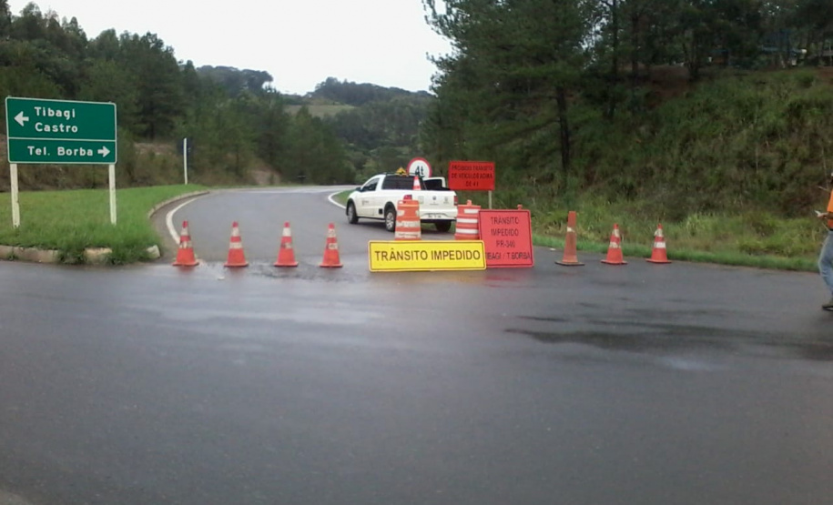 O Departamento de Estradas de Rodagem do Paraná (DER/PR) alerta que a PR-340 continua totalmente interditada no trecho que vai do entroncamento com a BR-153 até o trevo da PR-160, entre os municípios de Tibagi e Telêmaco Borba, na região dos Campos Gerais.  Foto: Divulgação DER