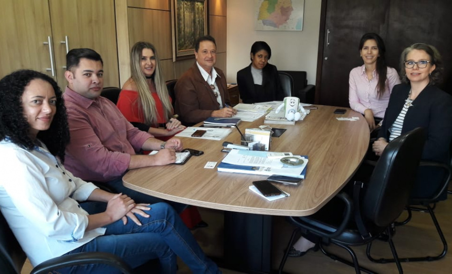 A equipe da Divisão de Resíduos Sólidos da Secretaria de Estado do Desenvolvimento Sustentável e do Turismo recebeu hoje (14) representantes da empresa Tetra Pak, responsável pelas embalagens cartonadas longa vida. O objetivo do encontro é firmar uma parceria para a realização da logística reversa das embalagens longa vida, dando a destinação correta a elas, consequentemente gerando renda e empregos ao Estado.  -  Curitiba, 14/06/2019  -  Foto: Divulgação SEDEST