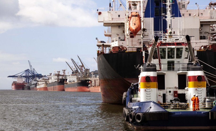 Nesta sexta-feira (14), as operações e manobras de atracação e desatracação de navios nos Portos do Paraná foram intensas. No mesmo ritmo seguem durante todo o final de semana. A previsão da Diretoria de Operações é que o cais público e píeres de Paranaguá sejam 100% ocupados nos próximos dias.Foto: Claudio Neves/Portos do Paraná