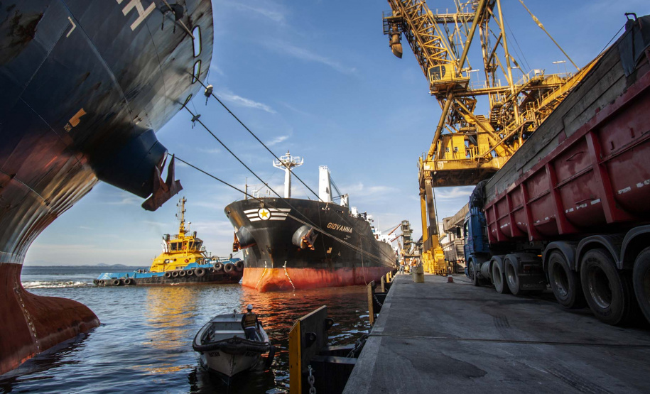 Nesta sexta-feira (14), as operações e manobras de atracação e desatracação de navios nos Portos do Paraná foram intensas. No mesmo ritmo seguem durante todo o final de semana. A previsão da Diretoria de Operações é que o cais público e píeres de Paranaguá sejam 100% ocupados nos próximos dias.Foto: Claudio Neves/Portos do Paraná