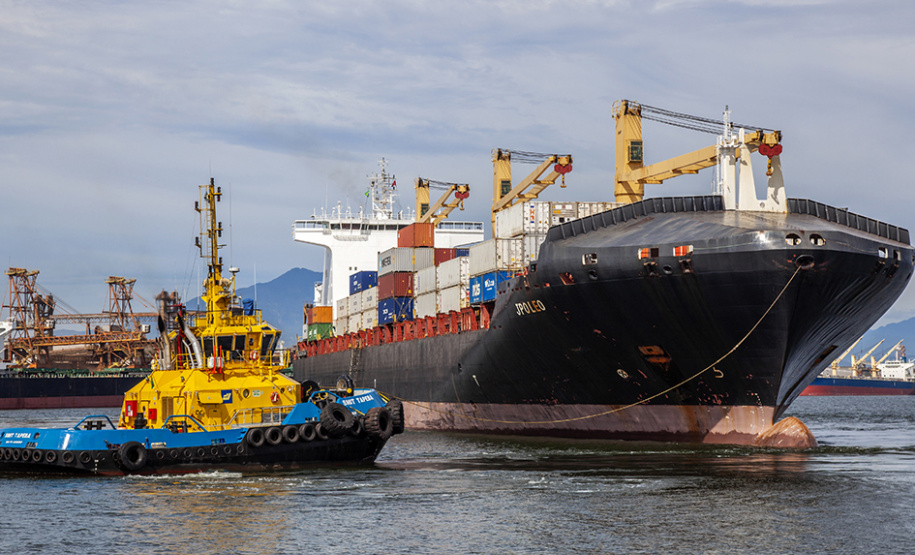 Nesta sexta-feira (14), as operações e manobras de atracação e desatracação de navios nos Portos do Paraná foram intensas. No mesmo ritmo seguem durante todo o final de semana. A previsão da Diretoria de Operações é que o cais público e píeres de Paranaguá sejam 100% ocupados nos próximos dias.Foto: Claudio Neves/Portos do Paraná