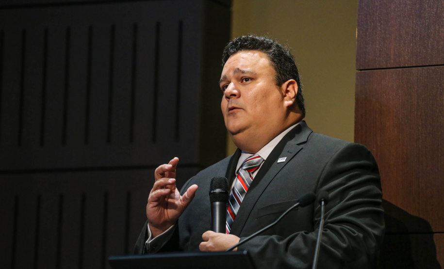 O controlador-geral do Estado, Raul Siqueira, na abertura dos painéis apresentando a recém-aprovada Lei Estadual, que regulamenta o Programa de Integridade e Compliance, durante I Simpósio de Combate à Corrupção na Administração Pública na Sede da OAB em Curitiba. Curitiba, 14/06/2019 - Foto: Geraldo Bubniak/ANPr