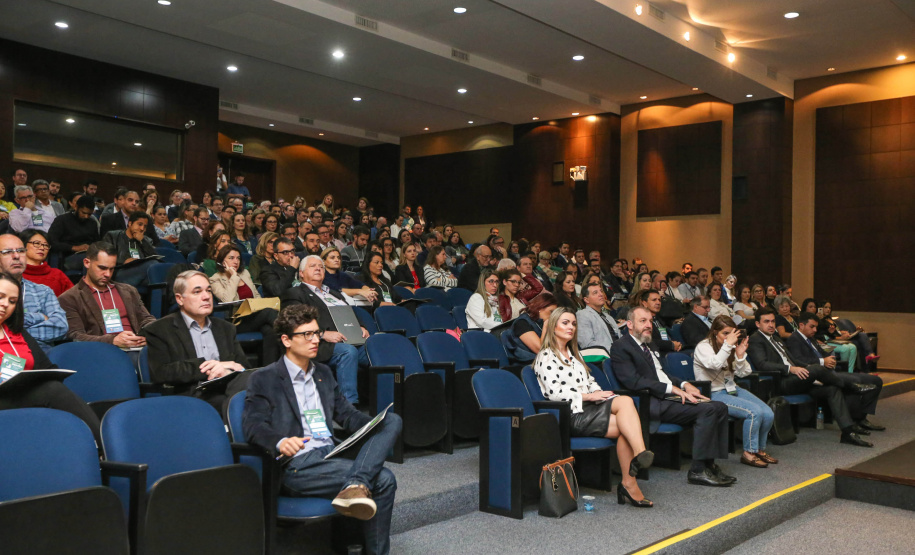 O controlador-geral do Estado, Raul Siqueira, na abertura dos painéis apresentando a recém-aprovada Lei Estadual, que regulamenta o Programa de Integridade e Compliance, durante I Simpósio de Combate à Corrupção na Administração Pública na Sede da OAB em Curitiba. Curitiba, 14/06/2019 - Foto: Geraldo Bubniak/ANPr