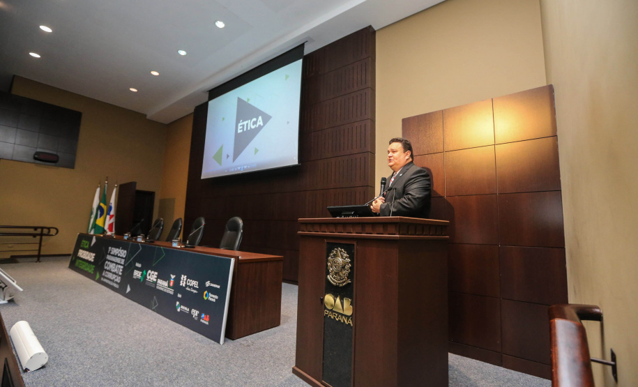 O controlador-geral do Estado, Raul Siqueira, na abertura dos painéis apresentando a recém-aprovada Lei Estadual, que regulamenta o Programa de Integridade e Compliance, durante I Simpósio de Combate à Corrupção na Administração Pública na Sede da OAB em Curitiba. Curitiba, 14/06/2019 - Foto: Geraldo Bubniak/ANPr