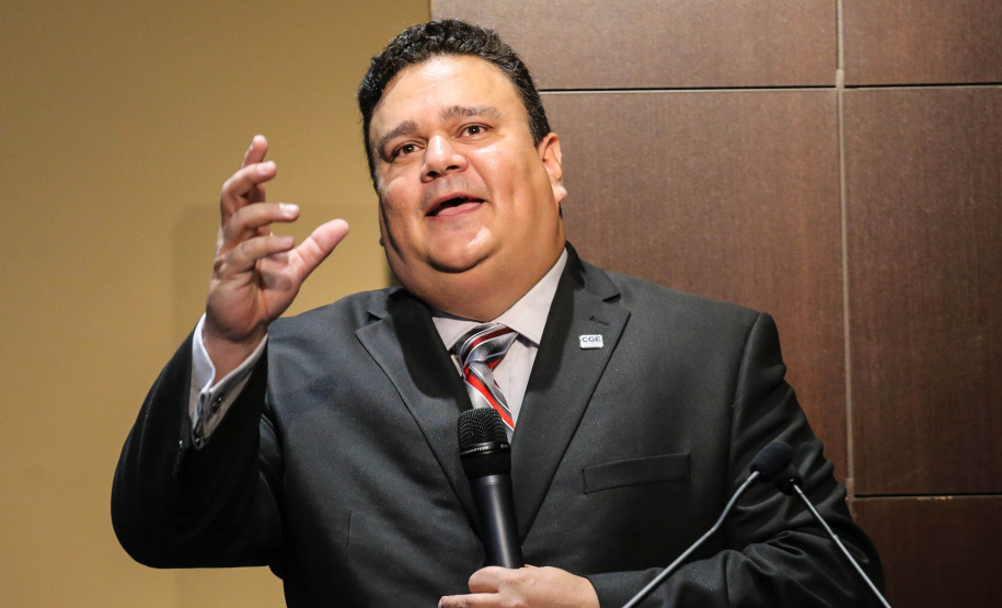 O controlador-geral do Estado, Raul Siqueira, na abertura dos painéis apresentando a recém-aprovada Lei Estadual, que regulamenta o Programa de Integridade e Compliance, durante I Simpósio de Combate à Corrupção na Administração Pública na Sede da OAB em Curitiba. Curitiba, 14/06/2019 - Foto: Geraldo Bubniak/ANPr