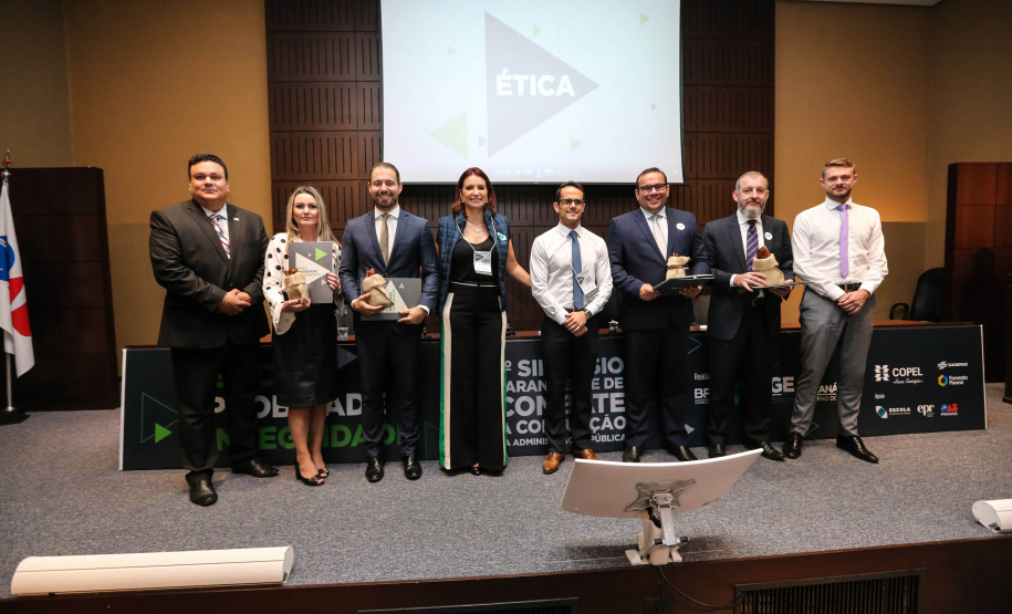 Painel 1: Instrumento Do Compliance Na Administração Pública com AndreaStrapasson, Marcos Turbay, Phillip Gil França e Rodrigo Pironti durante I Simpósio de Combate à Corrupção na Administração Pública na Sede da OAB em Curitiba. Curitiba, 14/06/2019 - Foto: Geraldo Bubniak/ANPr