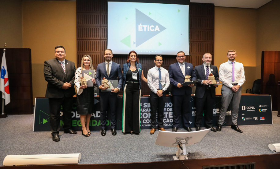 Painel 1: Instrumento Do Compliance Na Administração Pública com AndreaStrapasson, Marcos Turbay, Phillip Gil França e Rodrigo Pironti durante I Simpósio de Combate à Corrupção na Administração Pública na Sede da OAB em Curitiba. Curitiba, 14/06/2019 - Foto: Geraldo Bubniak/ANPr