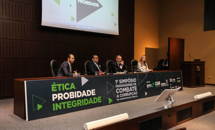 Painel 1: Instrumento Do Compliance Na Administração Pública com AndreaStrapasson, Marcos Turbay, Phillip Gil França e Rodrigo Pironti durante I Simpósio de Combate à Corrupção na Administração Pública na Sede da OAB em Curitiba. Curitiba, 14/06/2019 - Foto: Geraldo Bubniak/ANPr