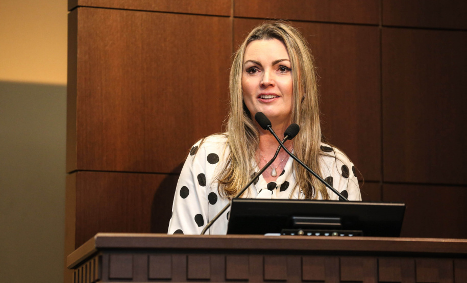 Painel 1: Instrumento Do Compliance Na Administração Pública com AndreaStrapasson, advogada especialista em Compliance durante I Simpósio de Combate à Corrupção na Administração Pública na Sede da OAB em Curitiba. Curitiba, 14/06/2019 - Foto: Geraldo Bubniak/ANPr