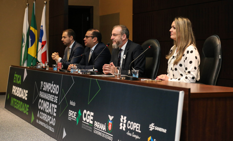 Painel 1: Instrumento Do Compliance Na Administração Pública com AndreaStrapasson, Marcos Turbay, Phillip Gil França e Rodrigo Pironti durante I Simpósio de Combate à Corrupção na Administração Pública na Sede da OAB em Curitiba. Curitiba, 14/06/2019 - Foto: Geraldo Bubniak/ANPr