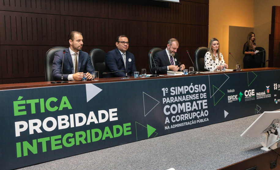 Painel 1: Instrumento Do Compliance Na Administração Pública com AndreaStrapasson, Marcos Turbay, Phillip Gil França e Rodrigo Pironti durante I Simpósio de Combate à Corrupção na Administração Pública na Sede da OAB em Curitiba. Curitiba, 14/06/2019 - Foto: Geraldo Bubniak/ANPr