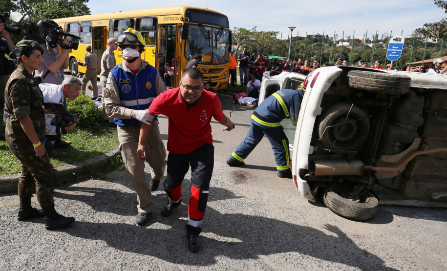 Um acidente de grandes proporções chamou a atenção de quem passou por um dos estacionamentos do Parque Barigui, em Curitiba, neste sábado (15)