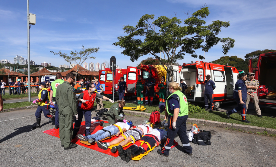Um acidente de grandes proporções chamou a atenção de quem passou por um dos estacionamentos do Parque Barigui, em Curitiba, neste sábado (15)
