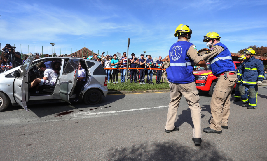 Um acidente de grandes proporções chamou a atenção de quem passou por um dos estacionamentos do Parque Barigui, em Curitiba, neste sábado (15)
