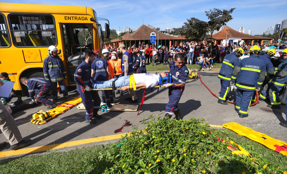 Um acidente de grandes proporções chamou a atenção de quem passou por um dos estacionamentos do Parque Barigui, em Curitiba, neste sábado (15)