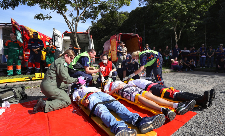 Um acidente de grandes proporções chamou a atenção de quem passou por um dos estacionamentos do Parque Barigui, em Curitiba, neste sábado (15)