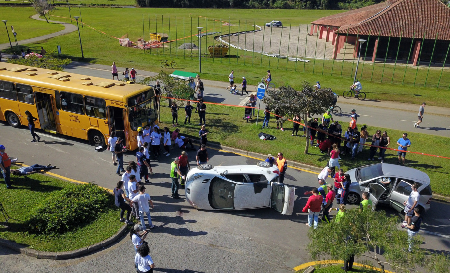 Um acidente de grandes proporções chamou a atenção de quem passou por um dos estacionamentos do Parque Barigui, em Curitiba, neste sábado (15)