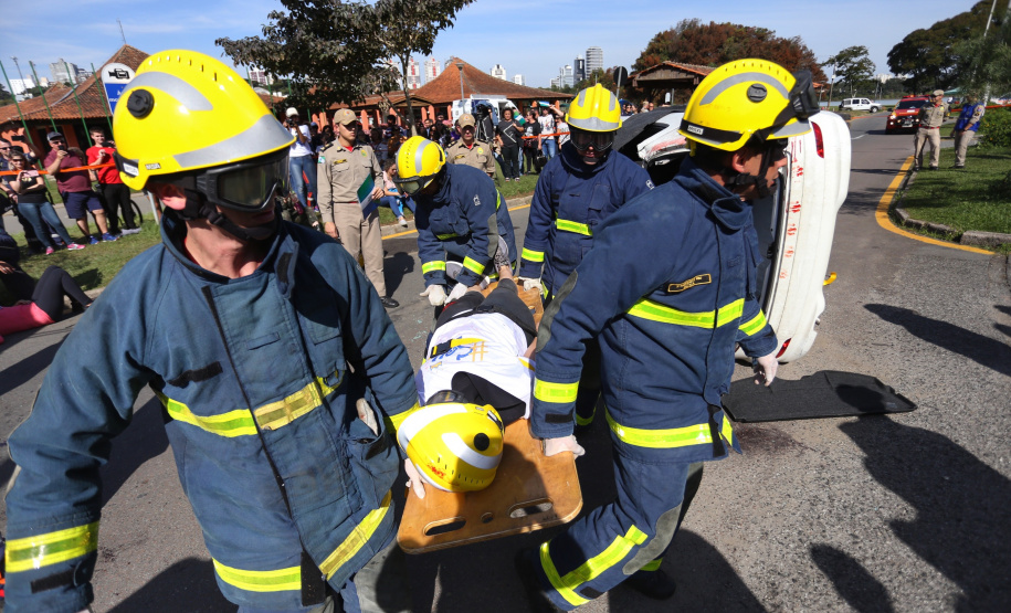 Um acidente de grandes proporções chamou a atenção de quem passou por um dos estacionamentos do Parque Barigui, em Curitiba, neste sábado (15)