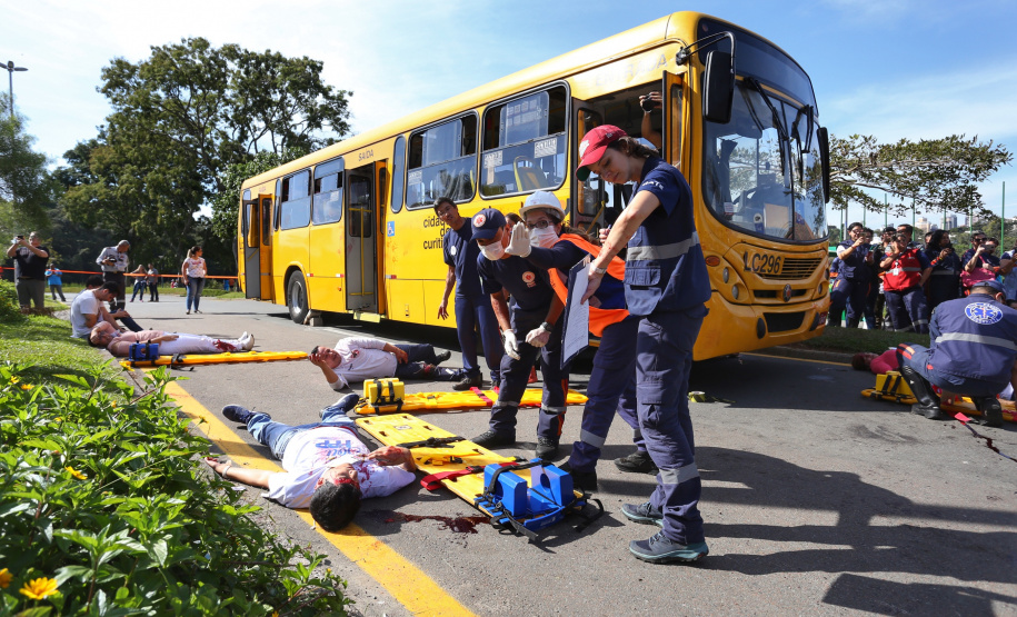 Um acidente de grandes proporções chamou a atenção de quem passou por um dos estacionamentos do Parque Barigui, em Curitiba, neste sábado (15)
