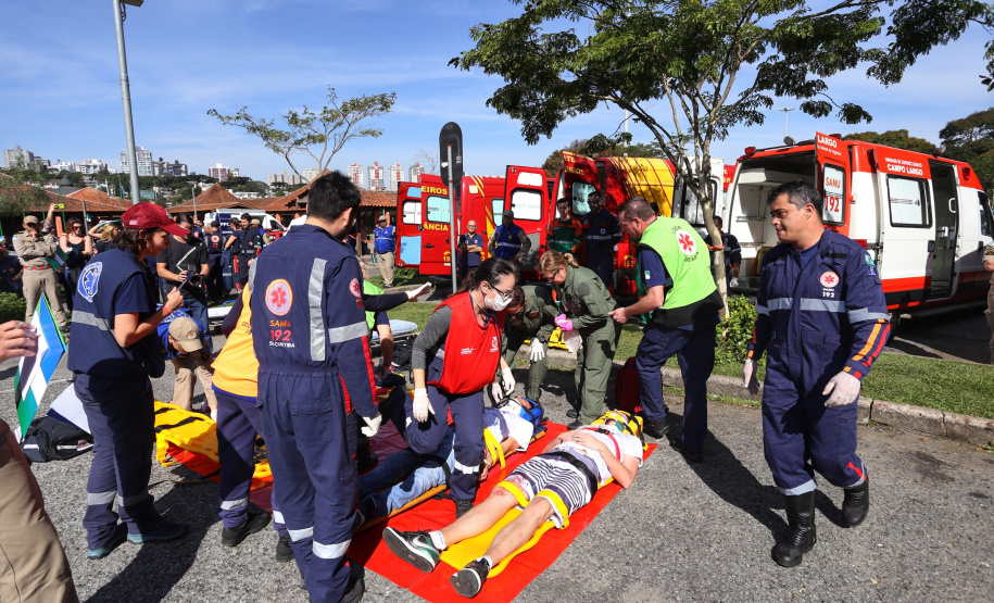 Um acidente de grandes proporções chamou a atenção de quem passou por um dos estacionamentos do Parque Barigui, em Curitiba, neste sábado (15)
