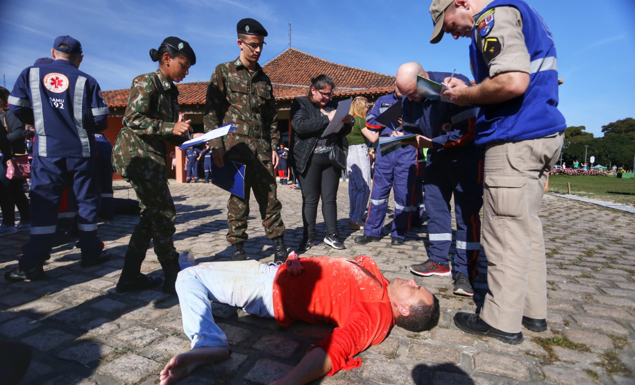Um acidente de grandes proporções chamou a atenção de quem passou por um dos estacionamentos do Parque Barigui, em Curitiba, neste sábado (15)