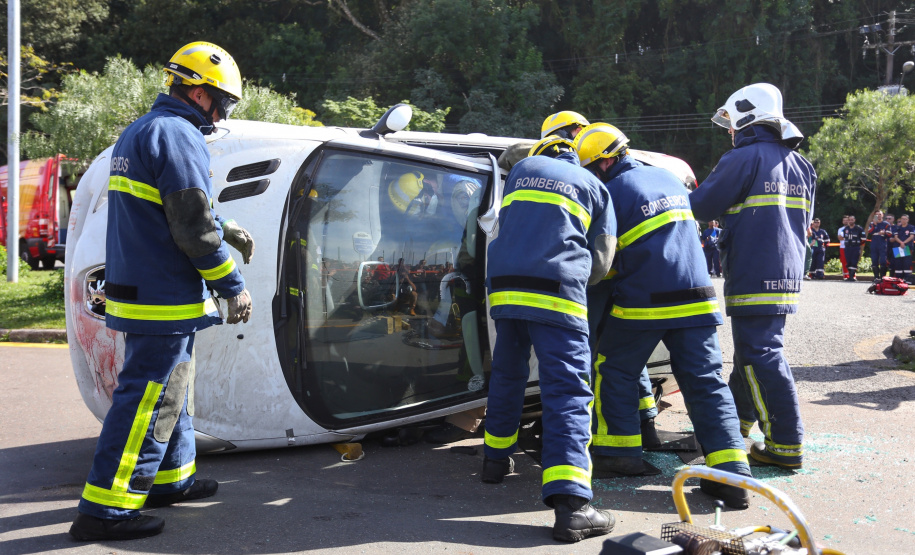Um acidente de grandes proporções chamou a atenção de quem passou por um dos estacionamentos do Parque Barigui, em Curitiba, neste sábado (15)