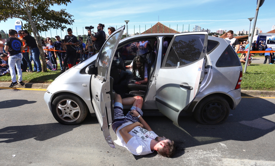 Um acidente de grandes proporções chamou a atenção de quem passou por um dos estacionamentos do Parque Barigui, em Curitiba, neste sábado (15)