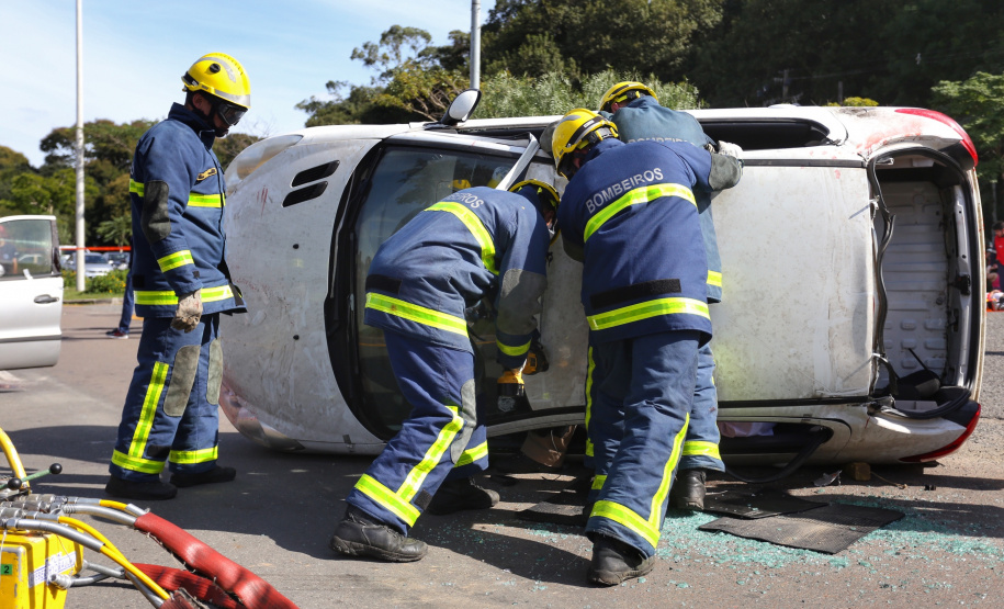 Um acidente de grandes proporções chamou a atenção de quem passou por um dos estacionamentos do Parque Barigui, em Curitiba, neste sábado (15)