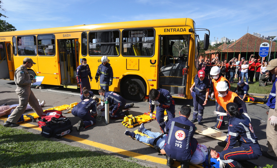Um acidente de grandes proporções chamou a atenção de quem passou por um dos estacionamentos do Parque Barigui, em Curitiba, neste sábado (15)
