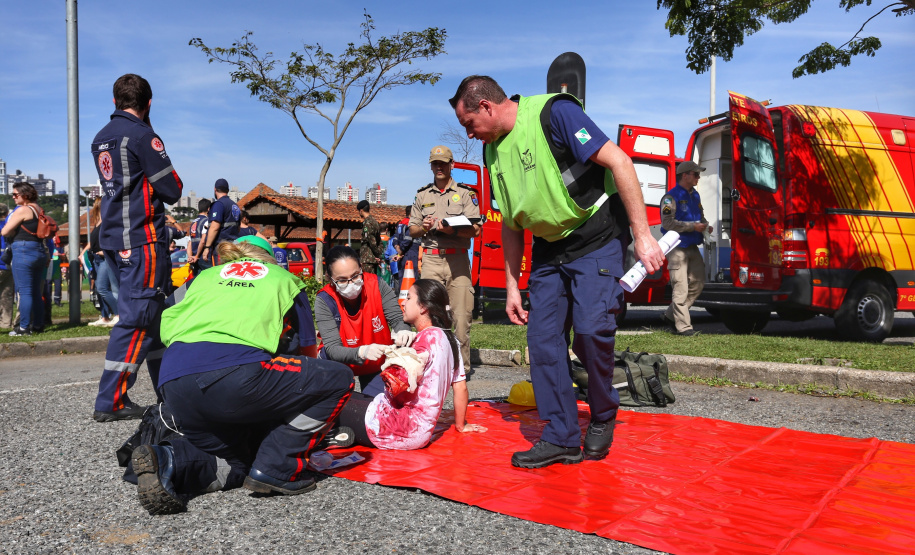Um acidente de grandes proporções chamou a atenção de quem passou por um dos estacionamentos do Parque Barigui, em Curitiba, neste sábado (15)