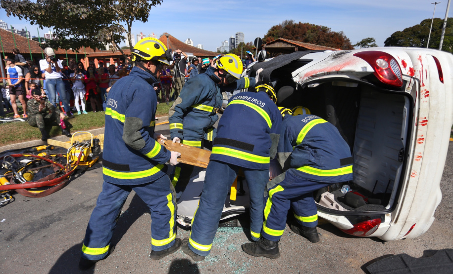Um acidente de grandes proporções chamou a atenção de quem passou por um dos estacionamentos do Parque Barigui, em Curitiba, neste sábado (15)