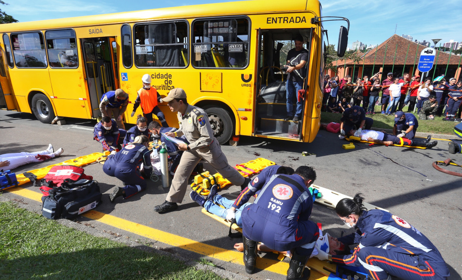 Um acidente de grandes proporções chamou a atenção de quem passou por um dos estacionamentos do Parque Barigui, em Curitiba, neste sábado (15)