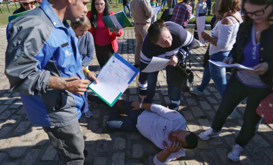 Um acidente de grandes proporções chamou a atenção de quem passou por um dos estacionamentos do Parque Barigui, em Curitiba, neste sábado (15)