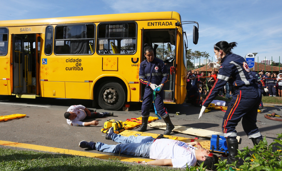 Um acidente de grandes proporções chamou a atenção de quem passou por um dos estacionamentos do Parque Barigui, em Curitiba, neste sábado (15)