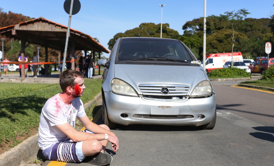 Um acidente de grandes proporções chamou a atenção de quem passou por um dos estacionamentos do Parque Barigui, em Curitiba, neste sábado (15)