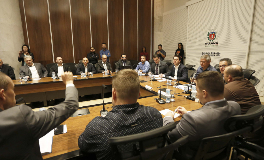 O governador Carlos Massa Ratinho Junior reuniu-se com representantes das Artes Marciais. Participaram: superintendente do Esporte, Hélio Wirbiski; deputado Alexandre Amaro; entre outros.Curitiba, 17-06-19.Foto: Arnaldo Alves / ANPr.