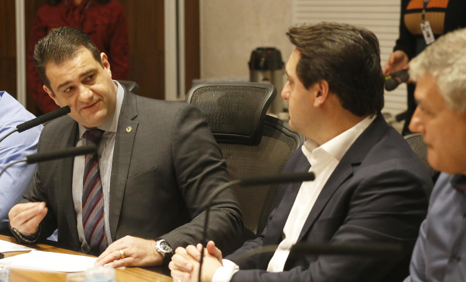 O governador Carlos Massa Ratinho Junior reuniu-se com representantes das Artes Marciais. Participaram: superintendente do Esporte, Hélio Wirbiski; deputado Alexandre Amaro; entre outros.Curitiba, 17-06-19.Foto: Arnaldo Alves / ANPr.