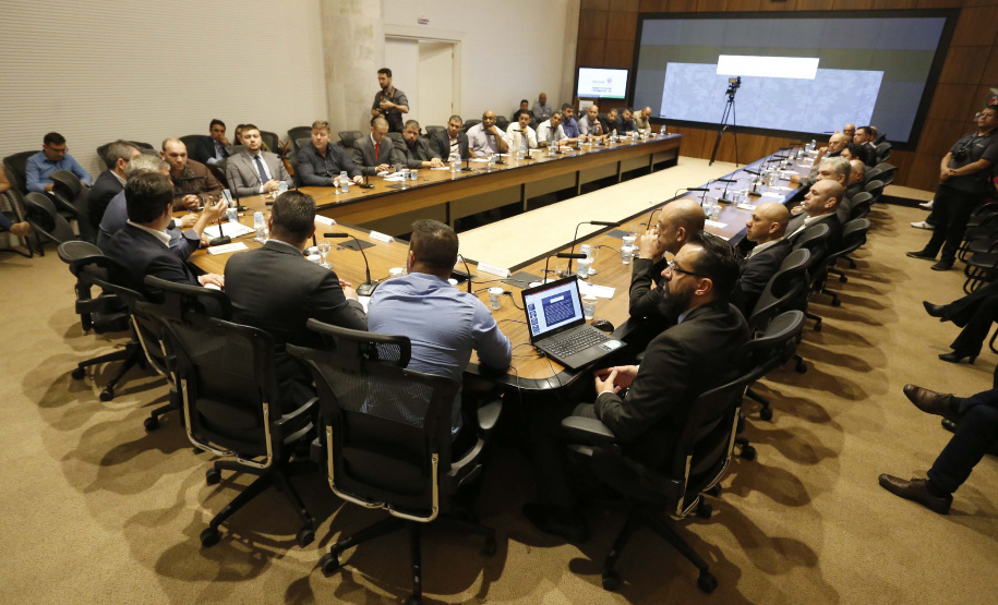 O governador Carlos Massa Ratinho Junior reuniu-se com representantes das Artes Marciais. Participaram: superintendente do Esporte, Hélio Wirbiski; deputado Alexandre Amaro; entre outros.Curitiba, 17-06-19.Foto: Arnaldo Alves / ANPr.