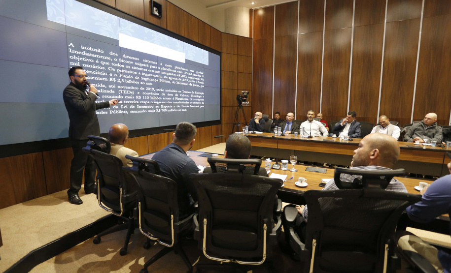 O governador Carlos Massa Ratinho Junior reuniu-se com representantes das Artes Marciais. Participaram: superintendente do Esporte, Hélio Wirbiski; deputado Alexandre Amaro; entre outros.Curitiba, 17-06-19.Foto: Arnaldo Alves / ANPr.