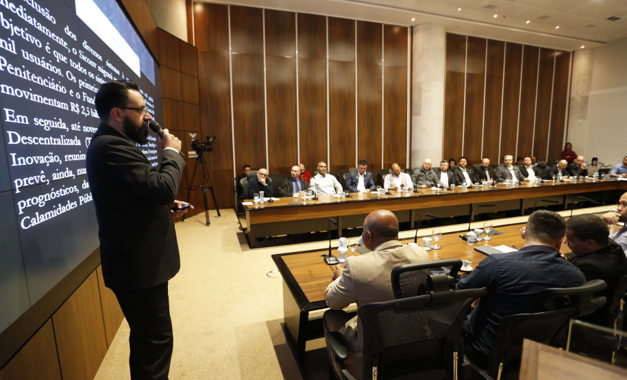 O governador Carlos Massa Ratinho Junior reuniu-se com representantes das Artes Marciais. Participaram: superintendente do Esporte, Hélio Wirbiski; deputado Alexandre Amaro; entre outros.Curitiba, 17-06-19.Foto: Arnaldo Alves / ANPr.