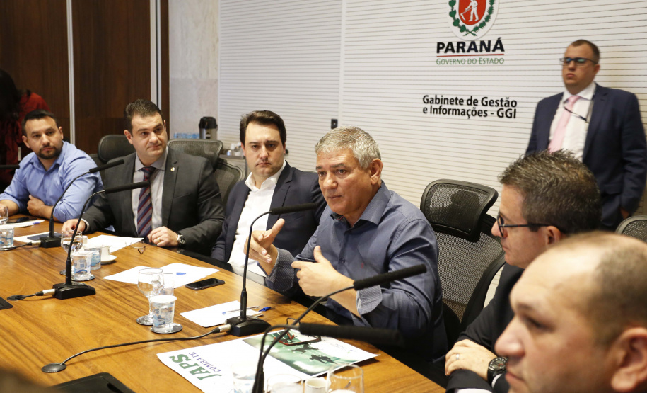 O governador Carlos Massa Ratinho Junior reuniu-se com representantes das Artes Marciais. Participaram: superintendente do Esporte, Hélio Wirbiski; deputado Alexandre Amaro; entre outros.Curitiba, 17-06-19.Foto: Arnaldo Alves / ANPr.