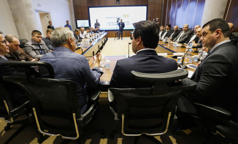 O governador Carlos Massa Ratinho Junior reuniu-se com representantes das Artes Marciais. Participaram: superintendente do Esporte, Hélio Wirbiski; deputado Alexandre Amaro; entre outros.Curitiba, 17-06-19.Foto: Arnaldo Alves / ANPr.