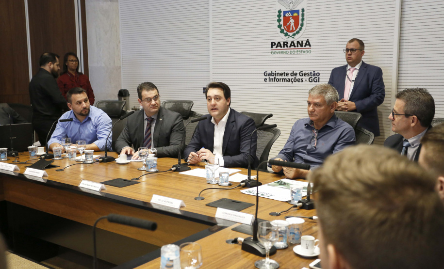 O governador Carlos Massa Ratinho Junior reuniu-se com representantes das Artes Marciais. Participaram: superintendente do Esporte, Hélio Wirbiski; deputado Alexandre Amaro; entre outros.Curitiba, 17-06-19.Foto: Arnaldo Alves / ANPr.