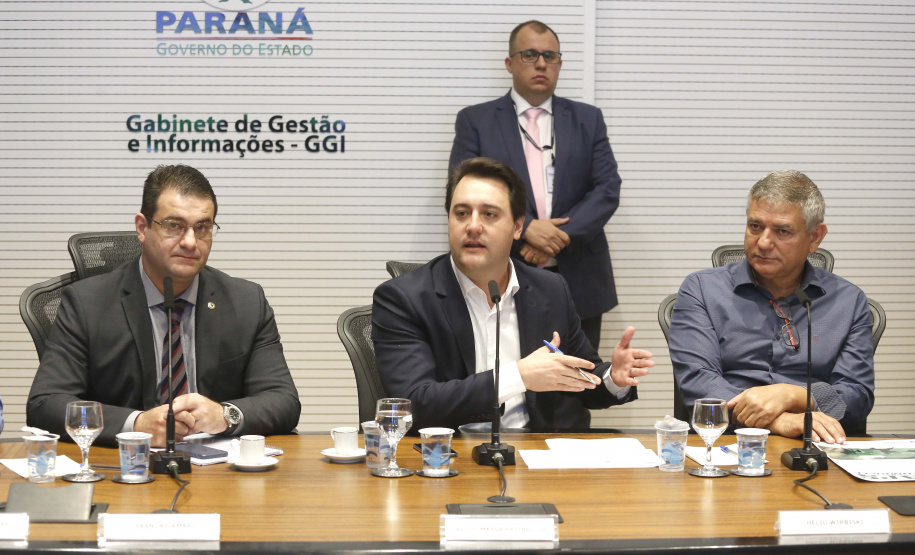 O governador Carlos Massa Ratinho Junior reuniu-se com representantes das Artes Marciais. Participaram: superintendente do Esporte, Hélio Wirbiski; deputado Alexandre Amaro; entre outros.Curitiba, 17-06-19.Foto: Arnaldo Alves / ANPr.