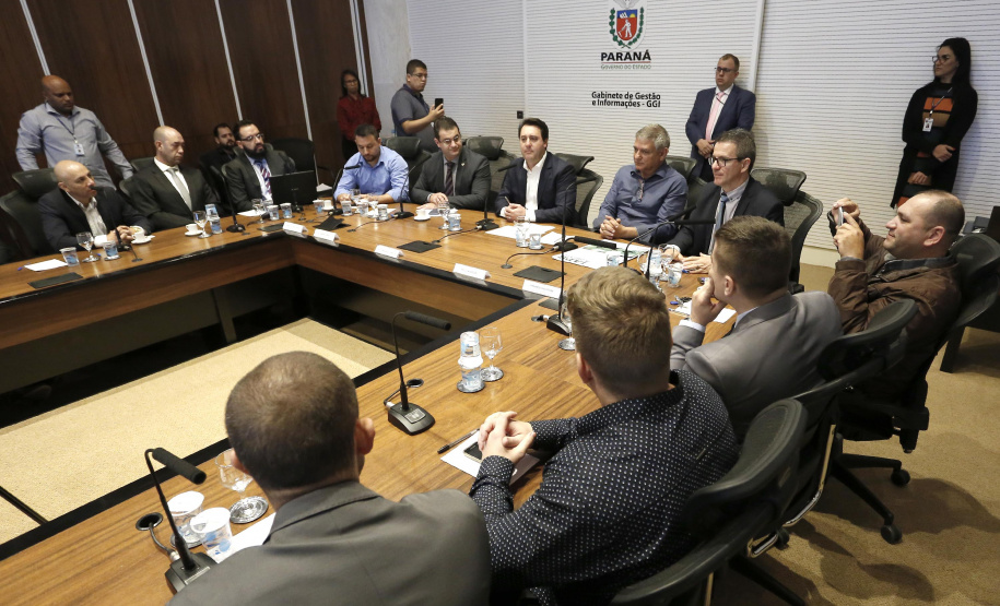 O governador Carlos Massa Ratinho Junior reuniu-se com representantes das Artes Marciais. Participaram: superintendente do Esporte, Hélio Wirbiski; deputado Alexandre Amaro; entre outros.Curitiba, 17-06-19.Foto: Arnaldo Alves / ANPr.