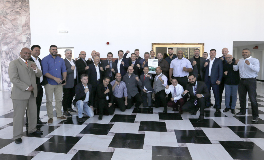 O governador Carlos Massa Ratinho Junior reuniu-se com representantes das Artes Marciais. Participaram: superintendente do Esporte, Hélio Wirbiski; deputado Alexandre Amaro; entre outros.Curitiba, 17-06-19.Foto: Arnaldo Alves / ANPr.