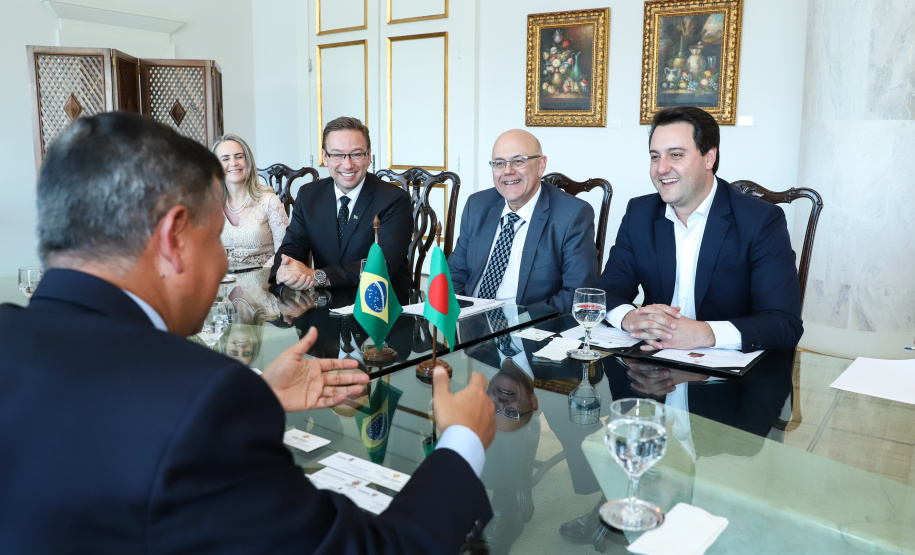 Governador Carlos Massa Ratinho Jr recebe o embaixador de Bangladesh Zulfiqar Rahman. - Curitiba,17/06/2019 Foto: Rodrigo Félix Leal/ANPr